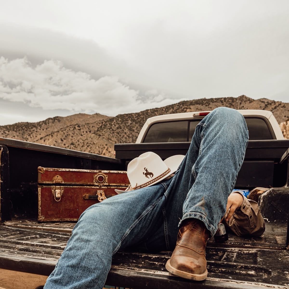 cowboybarnes_'s tweet photo. Driving in the back of a pickup truck in the morning is good (long time no see My hair is very long..) https://t.co/n0wcIhN3PZ