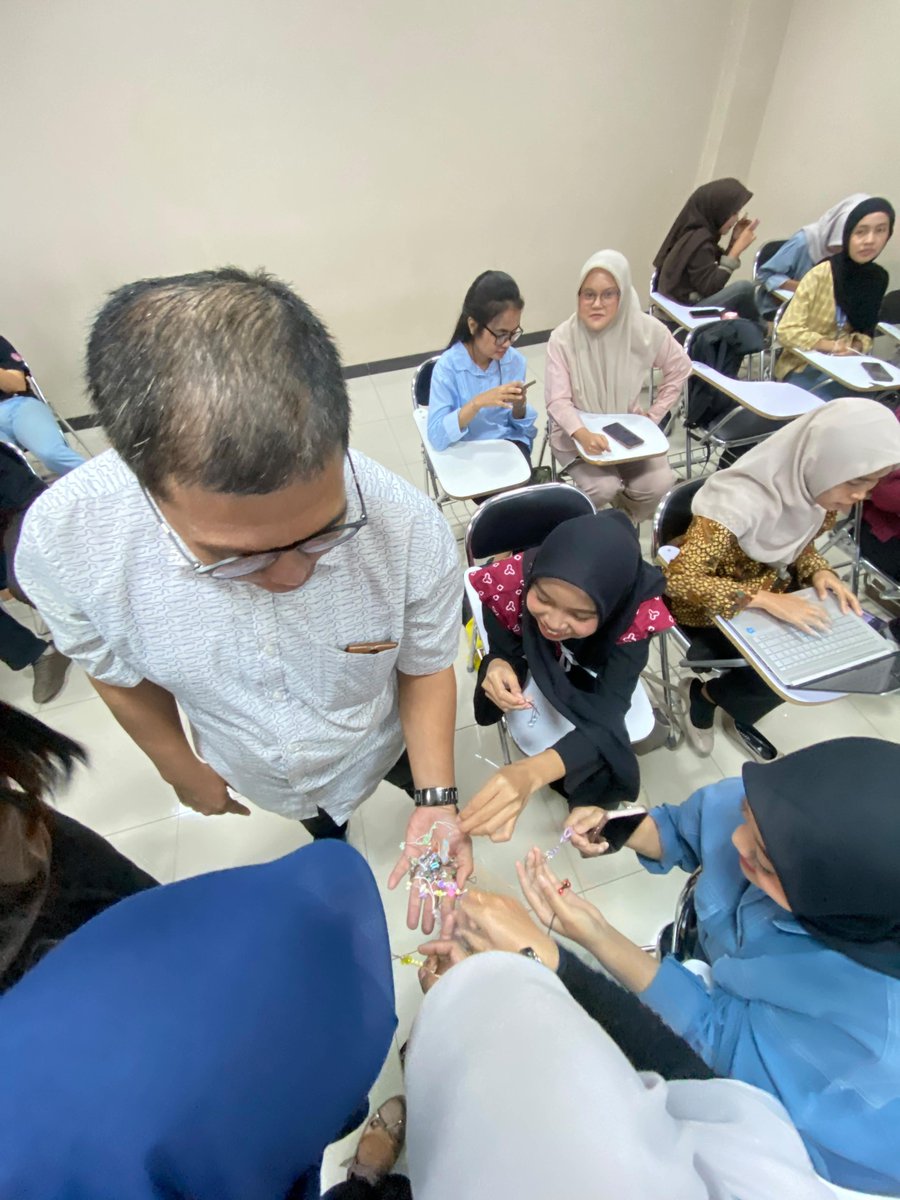 wandarkive's tweet photo. terima kasih sudah melariskan dagangan penjual manik-manik yg imut ini!! https://t.co/dPv20ifu2t