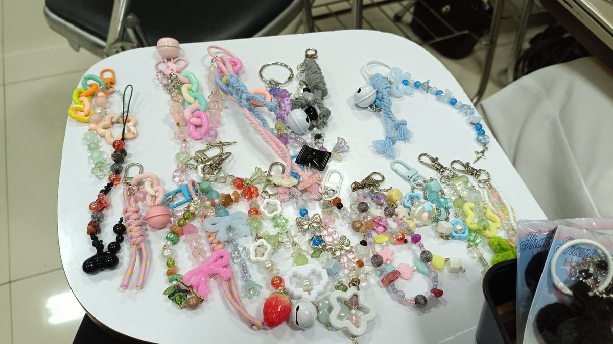 wandarkive's tweet photo. terima kasih sudah melariskan dagangan penjual manik-manik yg imut ini!! https://t.co/dPv20ifu2t