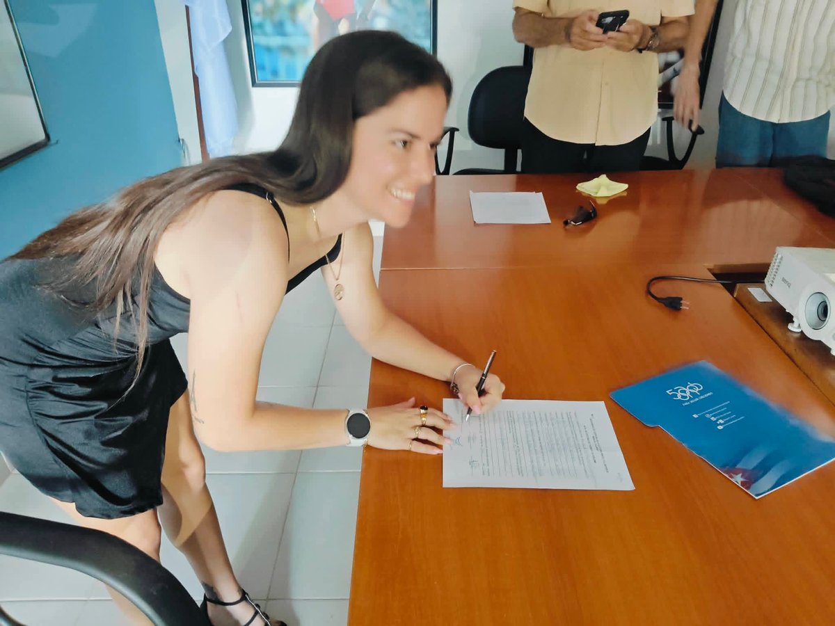 CubaMES's tweet photo. Felicidades a nuestra multicampeona Daniela Fonseca, quien culminó con éxito su ejercicio de estudios como Licenciada en Cultura Física, presentando su investigación y obteniendo la máxima calificación.

 ¡Felicidades licenciada! 

ℹ📸 Silvano Merced Len
#UniversidadCubana https://t.co/LZdXndofd2