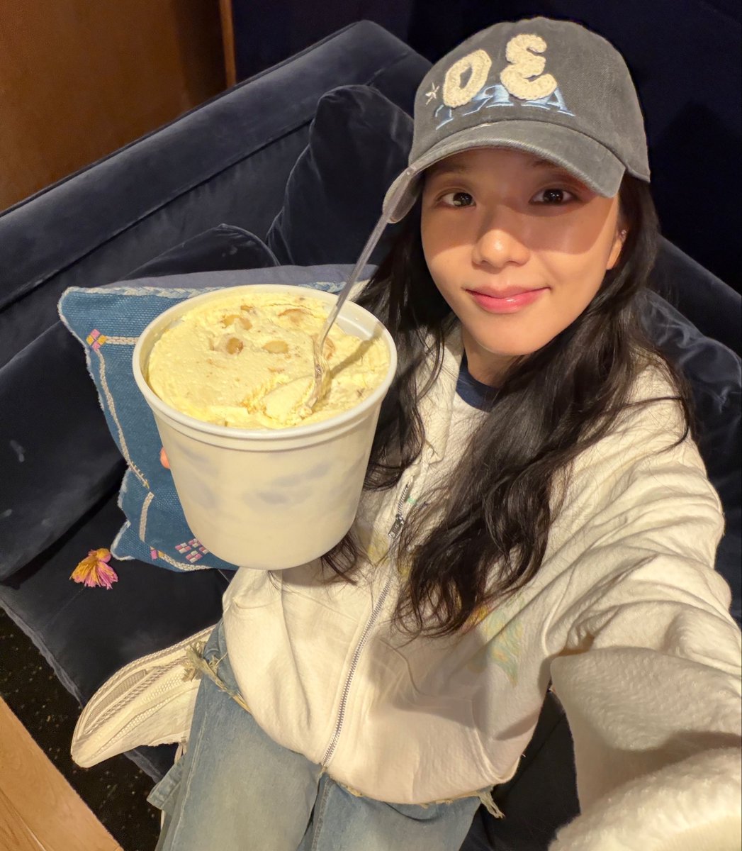 yk2aii's tweet photo. #JISOO got indigestion in the studio after eating almost half a banana pudding 🥹 https://t.co/9oOStKd9kq