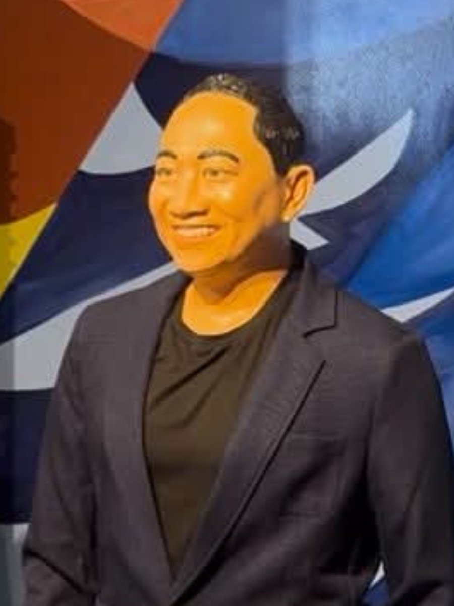 jomsksk's tweet photo. ang dami kong tanong haha pero una sa lahat BAKIT???? HAHAHA is this Madame Tussauds Temu Version https://t.co/BwfaSMlWja