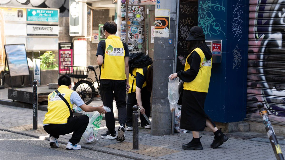 ShincheonjiOSK's tweet photo. ⋱🕊️新天地ボランティア団⋰
真心の奉仕で街を明るく🧹
￣￣￣￣￣￣￣￣￣￣￣￣￣
今年に入って9回目の活動✨
 
参加者一人ひとりが熱心に取り組み、地域の方々とも笑顔で交流することができました😊
 
これからも奉仕の心を大切に活動してまいります💪
 
#新天地ボランティア団 #ゴミ拾い #心斎橋 https://t.co/YuKFTw0JrT
