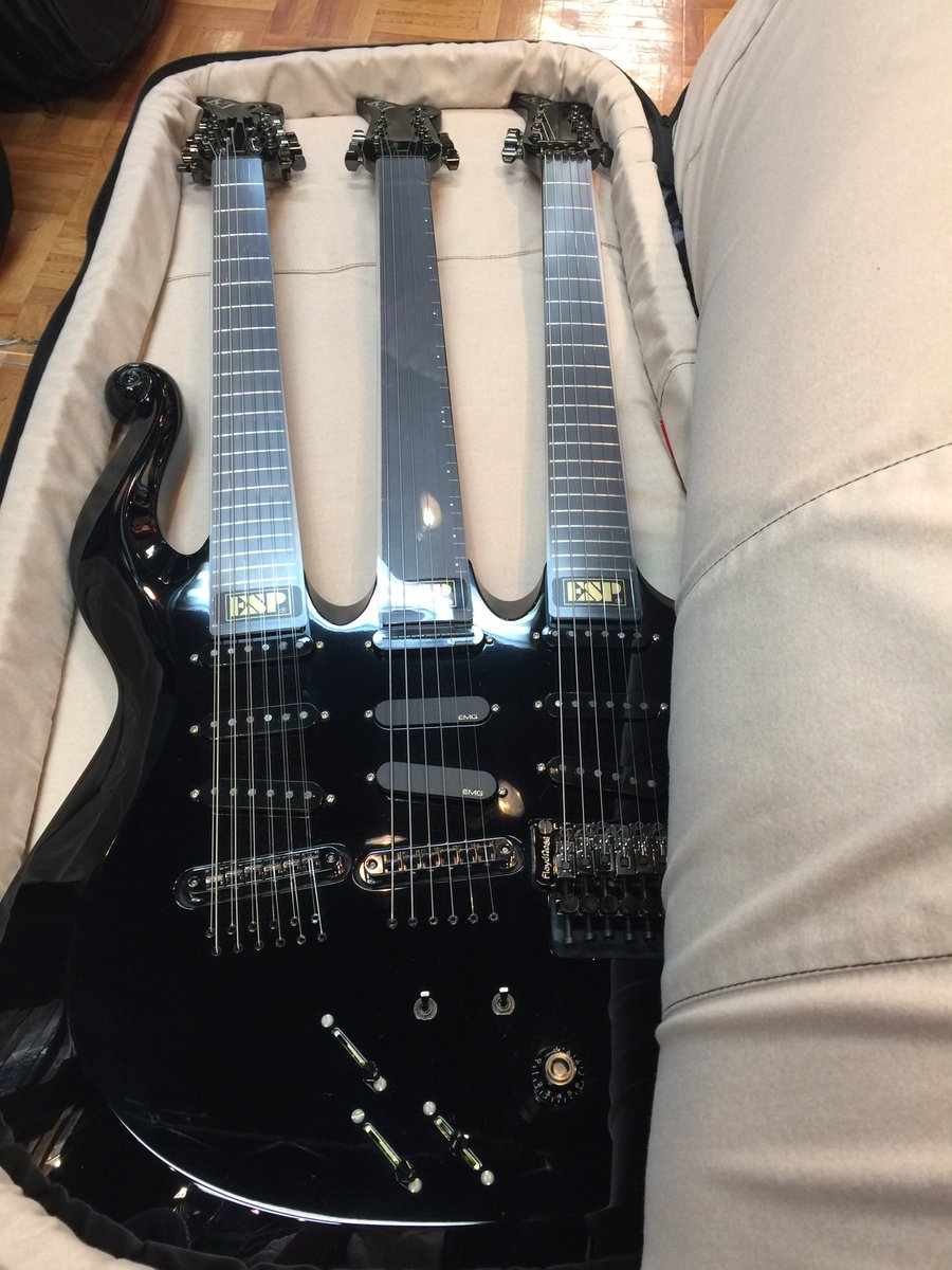 hirosea33's tweet photo. #昔持ってたギターを晒す
#手放して後悔したギターを晒す
ESP PR-TRIPLE NECK
手放すつもりは無かったのですが、支払いだ何だとありでもすぐ売れないだろうと思い期間限定で出したところ翌日に売れてしまい呆然…w
畳一畳に近いハードケース(付属)と移動用に専用ギグバッグ作ってもらったのは懐かしいw https://t.co/HD2CEqFHXA