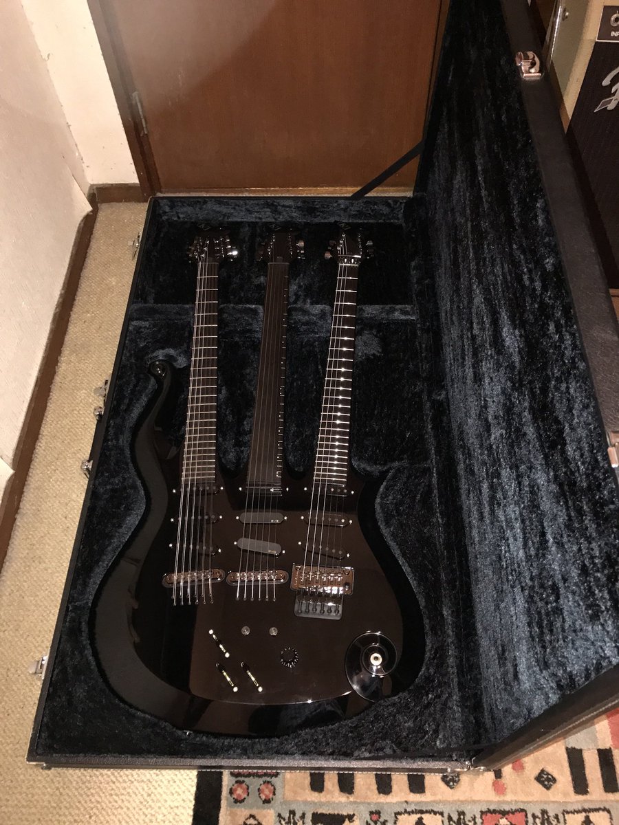 hirosea33's tweet photo. #昔持ってたギターを晒す
#手放して後悔したギターを晒す
ESP PR-TRIPLE NECK
手放すつもりは無かったのですが、支払いだ何だとありでもすぐ売れないだろうと思い期間限定で出したところ翌日に売れてしまい呆然…w
畳一畳に近いハードケース(付属)と移動用に専用ギグバッグ作ってもらったのは懐かしいw https://t.co/HD2CEqFHXA
