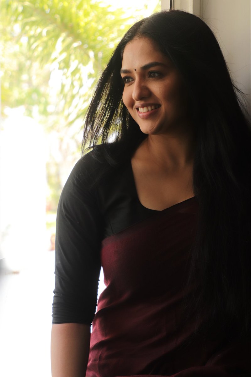 TheSunainaa's tweet photo. 🌹❤️ 

“kannae kanmaniye…” was playing in the background https://t.co/AMlYdJz8Ec