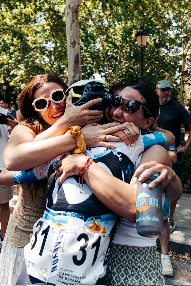 RFECiclismo's tweet photo. #CESabiñanigo26 | 📸Después de varios podios, Sara Martín se convirtió el año pasado en Granada en campeona de España tras una preciosa batalla 🇪🇸🏆

👉La carrera femenina nos dejó multitud de alternativas, con la victoria decidiéndose en la línea de meta, donde Sara Martín hizo valer su potencia frente a toda una pentacampeona de España como Mavi García💫

La ciclista del Movistar Team será sin duda una de las grandes rivales a batir en la edición de 2026 en Sabiñánigo⛰️

#Ciclismo #MujeresCiclistas #CiclismoFemenino