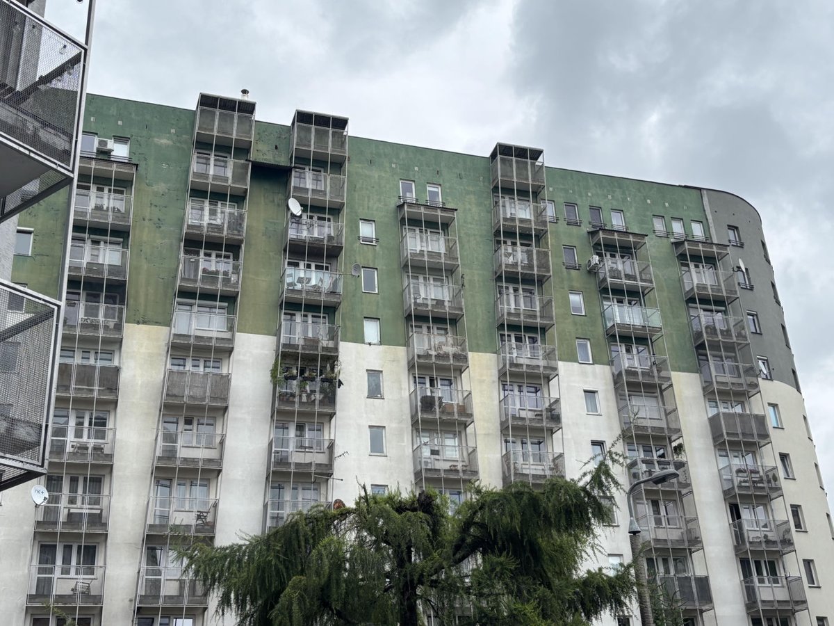 Murator_dom's tweet photo. „Pijane balkony” w krakowskich Bronowicach wyglądają jak błąd konstrukcyjny, ale to efekt świadomej wizji architektów. 😮 Teraz charakterystyczny blok przy ul. Zapolskiej 42 czekają zmiany. Czy zachowa swój znak rozpoznawczy?

📸 Karolina Krasny 

#Kraków #architektura https://t.co/VU1uQ4nDPH
