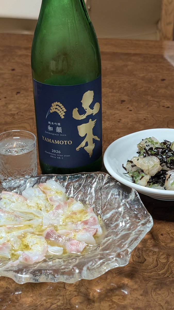 MTK_K's tweet photo. ワイン酵母だからと言って、鯛のカルパッチョを拵えたものの、ベビーリーフやらスプラウトやらのオサレ野菜は無い。柚子胡椒風味だし。かろうじて庭の菜園から採取した大葉で、塩昆布和えも。白ゴマがなくて黒ゴマ。やはり全体的に和寄りになる。
#日本酒
#山本
#山本酒造 https://t.co/MPyHjU4Pwk