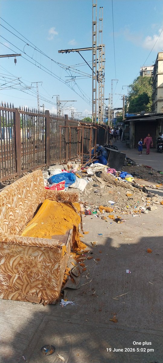 MumbraPravasi's tweet photo. @TMCaTweetAway 
Debris lying near mumbra station kindly clear 
@drmmumbaicr https://t.co/3Ho4i3a3TI