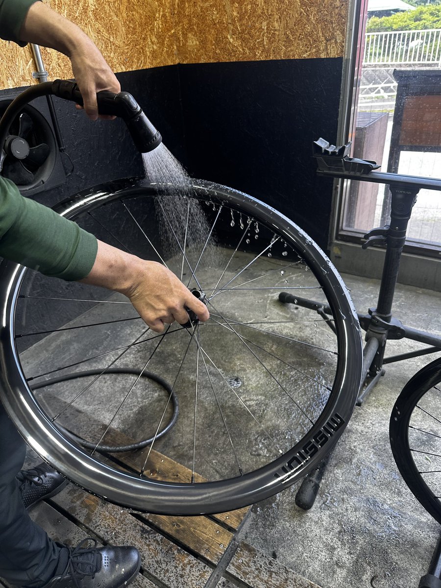 yu__3284's tweet photo. TRYCLE宮ヶ瀬店に顔を出したらマイ ニュー バイクが‼️

既にコーティング済みとのことでメッチャ水弾いてました✨✨

ほんっと完成が楽しみすぎます😊

#TRYCLE #宮ヶ瀬 #pumskitchen #monochrome https://t.co/9Jlbb6EhkS