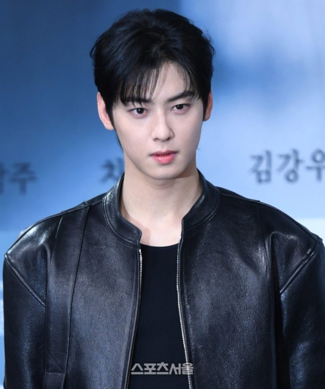 ChaeunwooTH's tweet photo. #CHAEUNWOO
📰 #ชาอึนอู ถูกกล่าวถึงในบทความ “ยุคของการเงียบหายเพราะเข้ากรม” กำลังเปลี่ยนไปแล้ว 
- Sports Seoul

ปัจจุบัน ระบบการผลิตล่วงหน้าของซีรีส์และผลงาน OTT ทำให้นักแสดงสามารถถ่ายทำผลงานจำนวนมากได้ก่อนเข้ากรม เพื่อทยอยปล่อยออกมาระหว่างรับราชการทหาร 

ถึงแม้ศิลปินจะไม่สามารถโปรโมตงานได้ แต่การที่ผลงานยังคงออกสู่สาธารณะอย่างต่อเนื่อง ทำให้ “ช่องว่างจากการเกณฑ์ทหาร” (군백기) ไม่ได้รู้สึกยาวนานเหมือนในอดีตอีกต่อไป

ชาอึนอู นับเป็นตัวอย่างเด่นของกลยุทธ์ลดผลกระทบจากช่วงรับราชการทหาร (군백기) เขาวางแผนถ่ายทำภาพยนตร์ #theFirstRide และซีรีส์ Netflix #theWONDERfools ให้เสร็จก่อนเข้ากรม เพื่อให้ยังคงมีผลงานเผยแพร่ในช่วงที่เขากำลังปฏิบัติหน้าที่และช่วยสานต่อความผูกพันกับแฟน ๆ ไว้ได้ 🪢

🔗 https://t.co/t7q2vZEk4H
🔗 https://t.co/4d7iCQ3FdF

#차은우 #チャウヌ #车银优 #車銀優