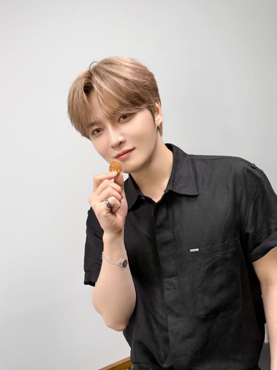 Kkorepo's tweet photo. #ジェジュン、クッキーを手に親しみやすいムード 
🔗https://t.co/UdXaz9Raat https://t.co/AIiwT3Z7IT
