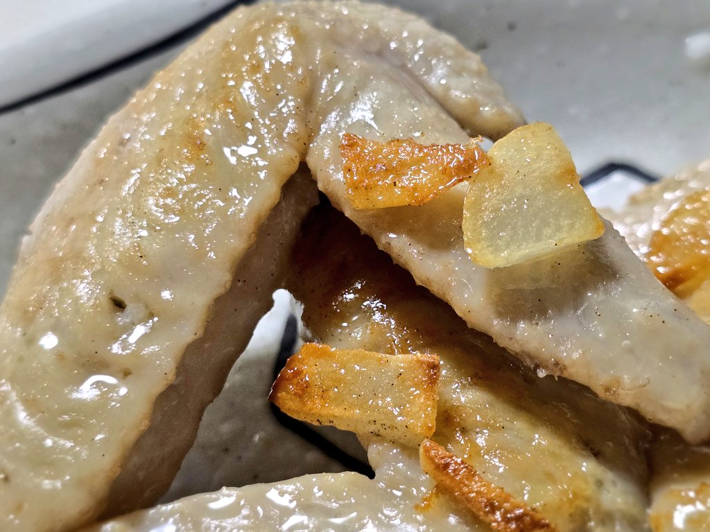 zomesuke007's tweet photo. 塩ゆでして、ニンニクと手羽先を一緒に焼いて豪快に食べる。
うんまい
#グルメ https://t.co/6kmgf9xR8K