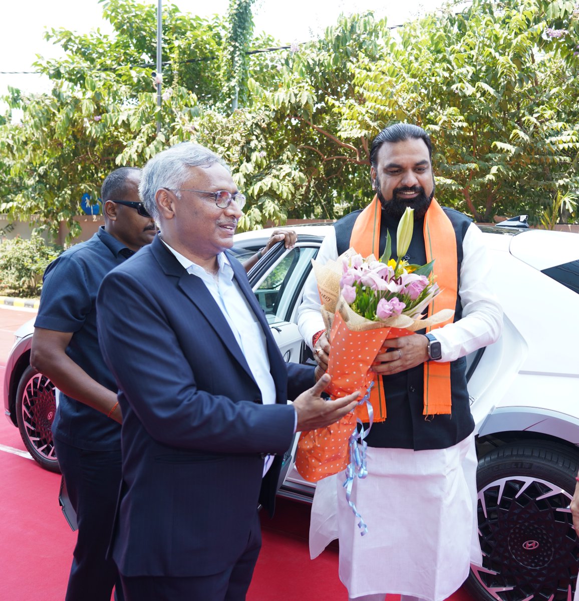stpiindia's tweet photo. Shri Samrat Chaudhary (@samrat4bjp), Hon'ble Chief Minister of Bihar was warmly welcomed by Shri Arvind Kumar (@arvindtw), Director General, STPI, for an insightful 'Interaction with IT Industry and Startups' held at STPI Patna today. 🤝 

The interaction was held in the presence of industry representatives, startups and academicians. ⚙️✨ 

#Patna #Bihar #MinisterVisit #Industry #Interaction #IT #Innovation #Startups #Meet #DigitalIndia #STPIINDIA

@PMOIndia @GoI_MeitY @AshwiniVaishnaw @JitinPrasada @SecretaryMEITY @_DigitalIndia @NeGD_GoI @startupindia @PIB_Patna @DitBihar @IPRDBihar @IndustriesBihar @IITPAT @BIADAbihar @mishranitish @mygovindia
