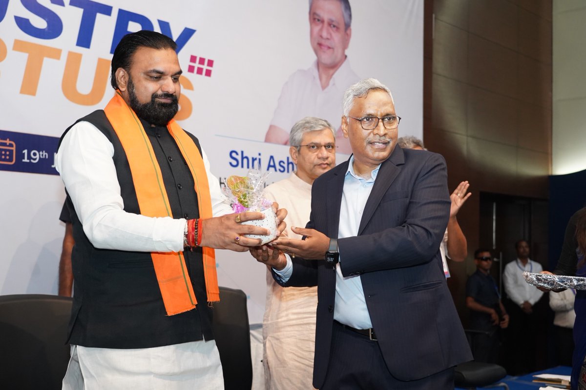 stpiindia's tweet photo. Shri Samrat Chaudhary (@samrat4bjp), Hon'ble Chief Minister of Bihar was warmly welcomed by Shri Arvind Kumar (@arvindtw), Director General, STPI, for an insightful 'Interaction with IT Industry and Startups' held at STPI Patna today. 🤝 

The interaction was held in the presence of industry representatives, startups and academicians. ⚙️✨ 

#Patna #Bihar #MinisterVisit #Industry #Interaction #IT #Innovation #Startups #Meet #DigitalIndia #STPIINDIA

@PMOIndia @GoI_MeitY @AshwiniVaishnaw @JitinPrasada @SecretaryMEITY @_DigitalIndia @NeGD_GoI @startupindia @PIB_Patna @DitBihar @IPRDBihar @IndustriesBihar @IITPAT @BIADAbihar @mishranitish @mygovindia