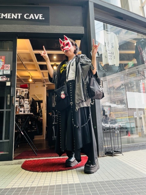 BASEMENT_CAVE's tweet photo. ♔#BASEMENTCAVE.#スナップ太郎♔●みけちゃん●
#HELLCATPUNKS 🐱ちゃんTシャツ＋#REFLEM うさ耳パーカー+ #Novessel ワイドパンツ+ #幻空堂 狐面新面でかっこいい～🦊✨
バッグはなんと～よなべルティバッグ😭嬉しすぎました😭
おててには #ミツキ 様カボションリング＆37564(←!?)
最強素敵でした✨ https://t.co/IIC0wWuJoV
