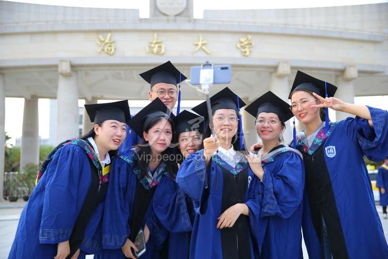 Sunflow64923250's tweet photo. Graduation check: cap u0026 gown on, diploma in sight, heart full of chaotic joy and gratitude for every laugh, late-night study sesh, and friend who got me through it all. This chapter’s ending, but the best parts are just starting. https://t.co/kK0tNVMLsi