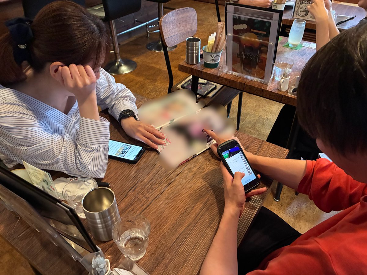 tks_bdg_info's tweet photo. 今日はたい焼き屋きいちさん(@mutenkataiyaki )に集まってます❗️

みんなでアイドルの写真集を眺めているところです(？)
#第四境界　#ノンレゾン　#謎解き https://t.co/tAoMsizYfK