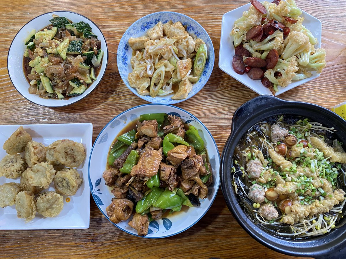 gl0693's tweet photo. 2026年6月19日

晚饭，黄瓜🥒拌海蜇🪼，粽子，葱烧豆腐，花菜🥦炒香肠，炸茄🍆盒，青椒🫑炒鸡🐔，酥肉砂锅🍲。

五月端午，粽子节。

孩子们昨晚没好好吃饭，快睡觉了又饿的嗷嗷的😂加餐吃了个泡面才算完。为避免昨天的故事重演，把游戏机收起来了😄

孩子们又统一阵线，多半是准备让我升级游戏机了🤣 https://t.co/aejyKWnoQR