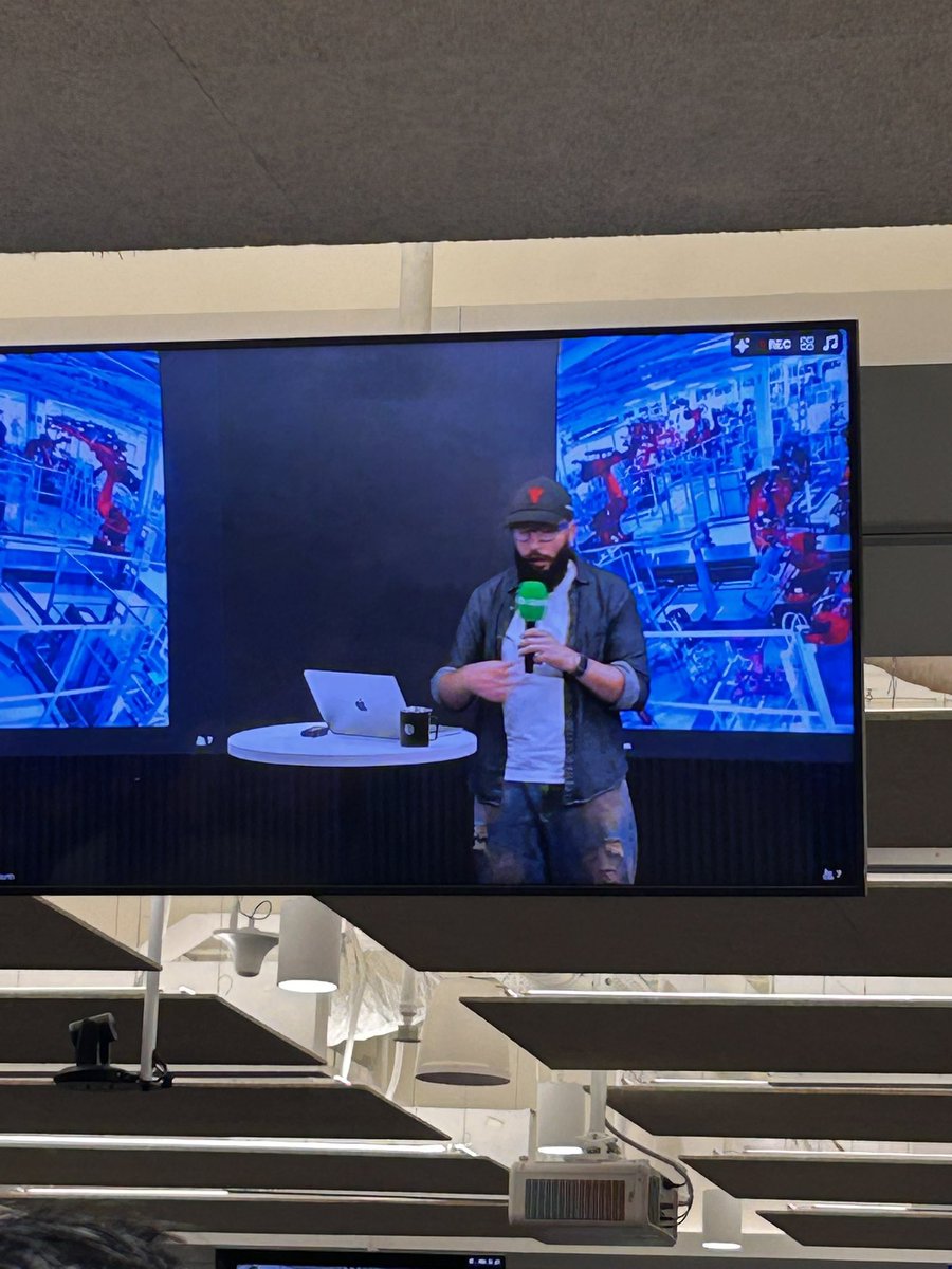 EconSmiles's tweet photo. @vincent_koc 🔥🔥 Your presentation is dope https://t.co/XWJ6MfIZGX