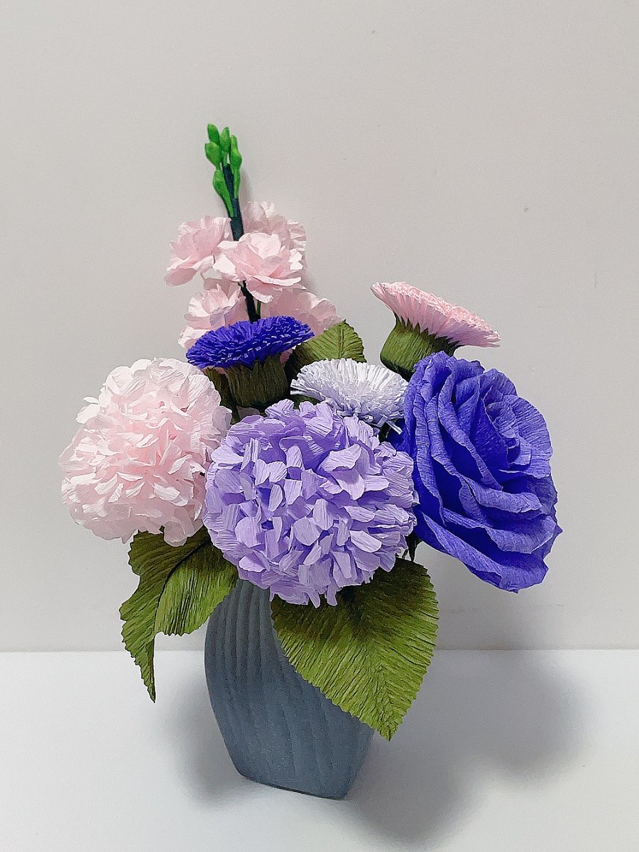 sxntixgo_lmda's tweet photo. Got messy u0026 made this cute paper flower bouquet today! Easy craft for beginners, perfect for sprucing up my desk  #HandmadeJoy #DIYCraft， https://t.co/xrzYVFEtU8