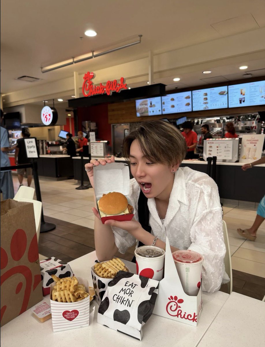 dp0_chang's tweet photo. ハンバーガーを食べる冨田
その冨田を食べる私
これ、食物連鎖。 https://t.co/YDmduBmxNZ