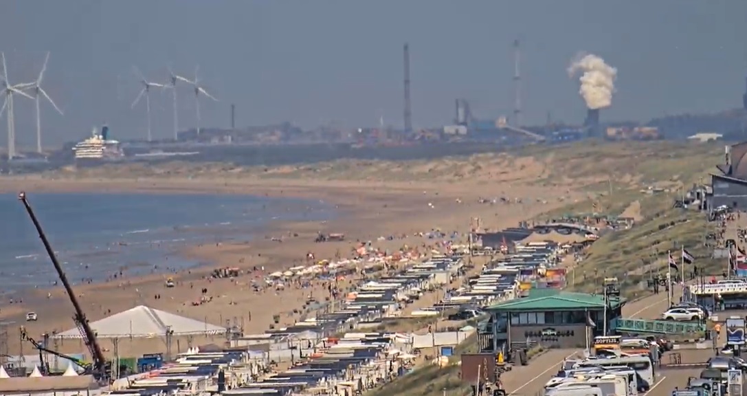 Strandweernu's tweet photo. Het is voor de vrijdagmiddag matig druk op de stranden. Bij het weerstation is de temperatuur gestegen naar 31°C. 
https://t.co/jtWA1FabAN https://t.co/Q9neIwq2mP