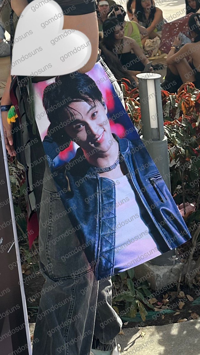 gomdosuns's tweet photo. #gomdosunsONHAND
wts lfb ph

both onhand
> mark &amp; haechan uchiwa fan ( i don't remember who this is from i bought during momentum in seoul 😭)
> mark slogan cheering kit from belove

🩷 Php 990 + lsf

both in good in good condition used only once
nct 127 dream markhyuck mahae https://t.co/f9hmK06J7y