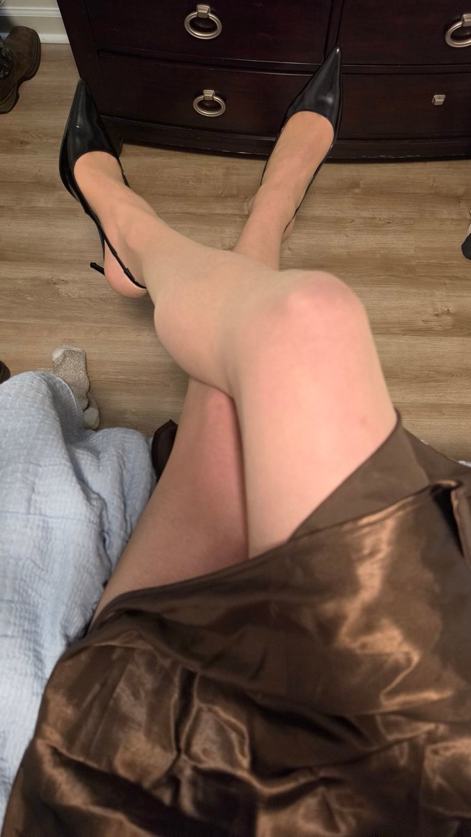CDinHeels12's tweet photo. Pantyhose and silky nighty https://t.co/GdjPB6cW24