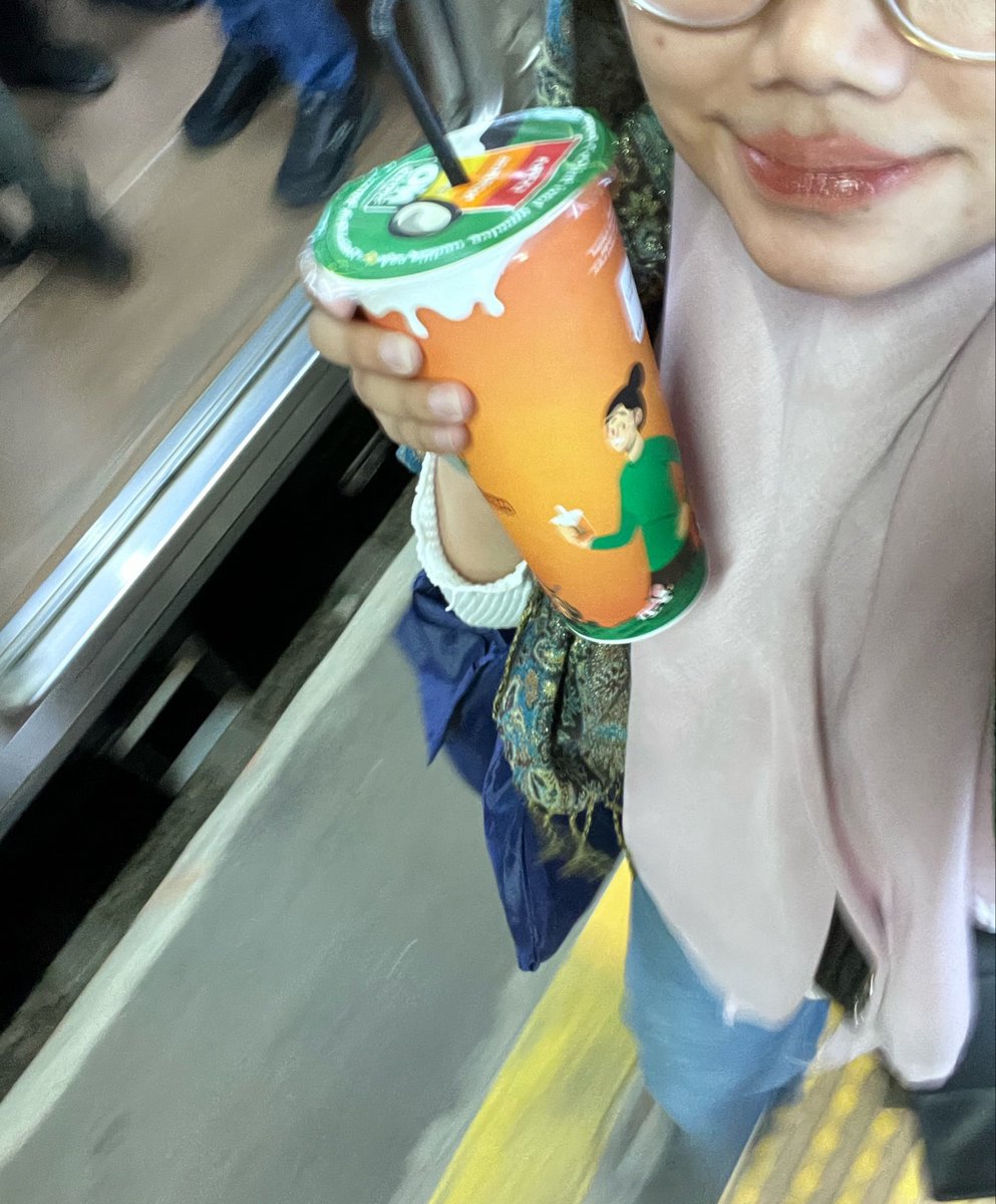 oneofsopia's tweet photo. akhir nya aku bei rasa almond less sugar enakk juga siee https://t.co/eNMtYjqzEL