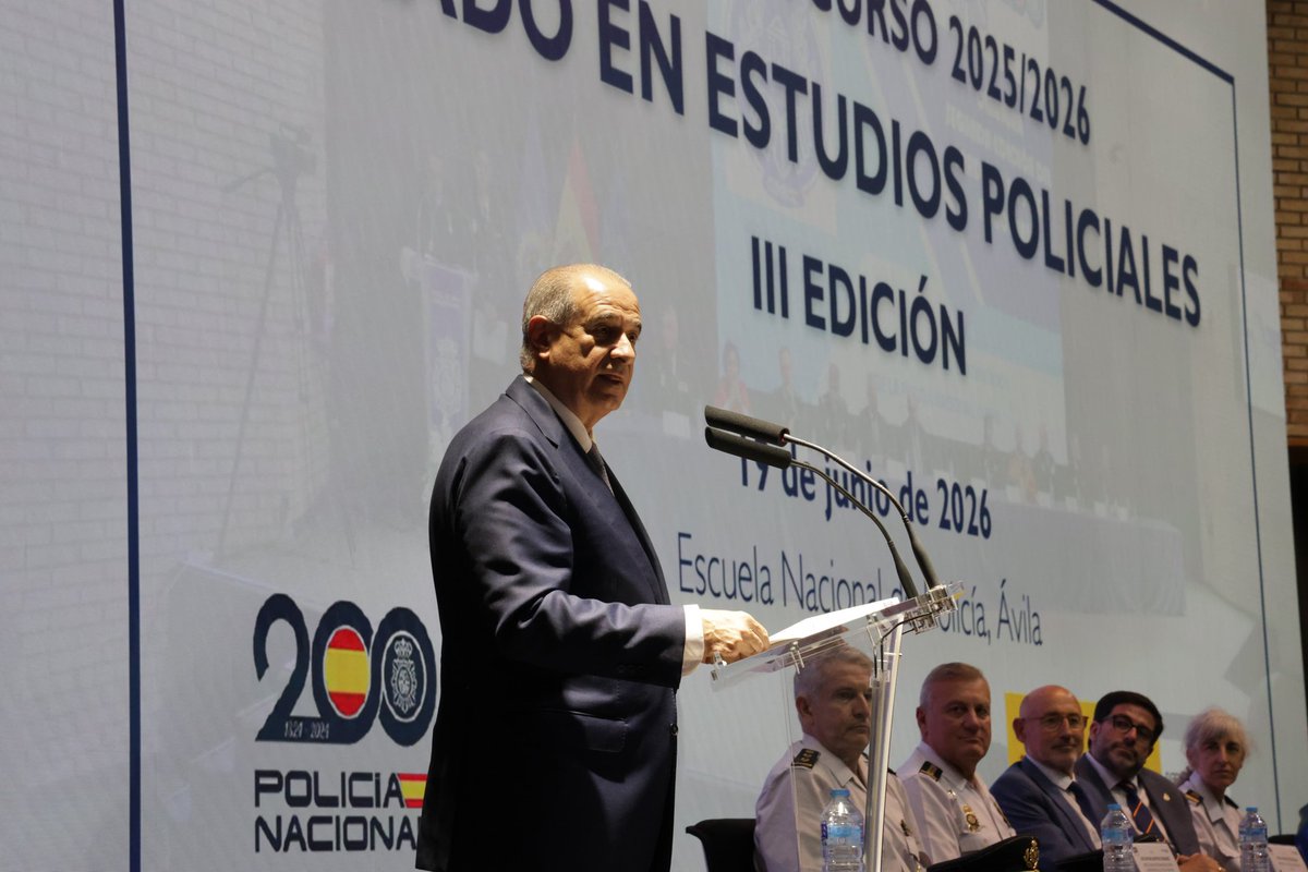 policia's tweet photo. El director general de @policia ha clausurado en el Centro Universitario de la Policía Nacional, en #Ávila, el Grado en Estudios Policiales

375 oficiales de policía han superado esta tercera edición, de la que Pardo Piqueras ha destacado...

🗣"Han apostado por su formación, por su futuro, por crecer profesionalmente y por prepararse para un mejor servicio público"