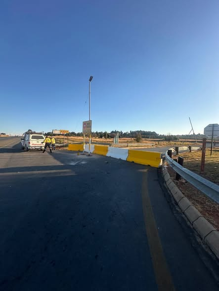 GPDRT_'s tweet photo. 🚨 ATTENTION WEST RAND MOTORISTS 🚨

Please be advised that the D1114 Road is currently closed. All residents and road users are urged to plan their trips in advance and use alternative routes where possible.

We appreciate your patience and understanding while essential road infrastructure upgrades are carried out to improve safety and traffic flow for everyone.

Thank you for your continued cooperation.