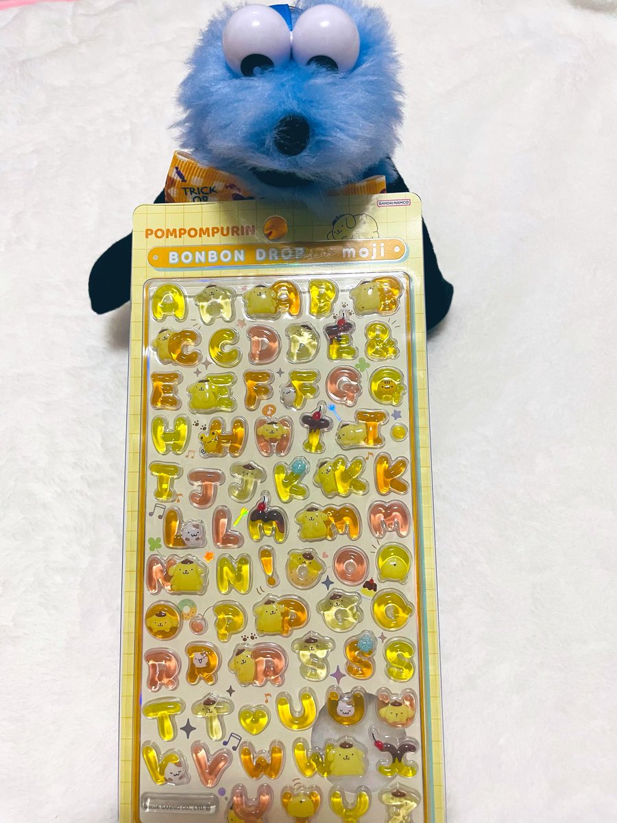 punipung's tweet photo. キルアっち（@kila_shironeko ）からスンスンのキャンディストアのお土産やら色々頂きました🥹💕
さっそく我が家のスンノンはジェリービーンズがお気に入りの様子🫣💕
ピカチュウの缶ケースに🍮のシールも可愛いすぎる🥰
本当にありがとうーっ✨️✨️ https://t.co/wwuDZDhbHv