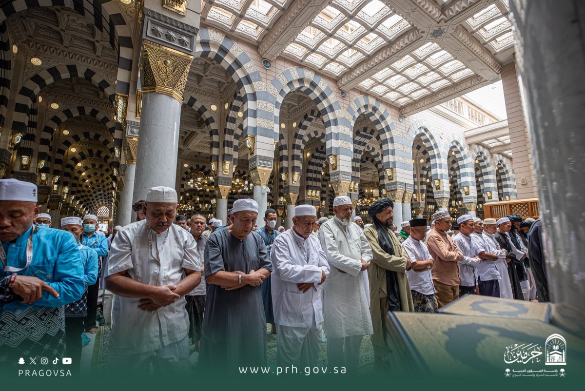 PRAGOVSA's tweet photo. فضيلة الشيخ الدكتور #خالد_المهنا في خطبة #الجمعة بـ #المسجد_النبوي: الْمَسَاجِدُ بُيُوتُ اللَّهِ فِي أَرْضِهِ، وَأَحَبُّ الْبِقَاعِ إِلَيْهِ سُبْحَانَهُ، أَمَرَ اللَّهُ بِبِنَائِهَا وَصَوْنِهَا؛ لِتَكُونَ مَوَاضِعَ ذِكْرِهِ وَتَسْبِيحِهِ وَتَعْظِيمِهِ، يَعْمُرُهَا رِجَالٌ يَتَعَاهَدُونَهَا خَمْسَ مَرَّاتٍ فِي يَوْمِهِمْ وَلَيْلَتِهِمْ؛ لِيُقِيمُوا فَرَائِضَ اللَّهِ عَلَيْهِمْ، شَهِدَ اللَّهُ لِرُوَّادِهَا بِالإِيمَانِ، فَلَا يَتَعَاهَدُهَا إِلَّا مُؤْمِنٌ يَحْذَرُ الآخِرَةَ وَيَرْجُو رَحْمَةَ رَبِّهِ.