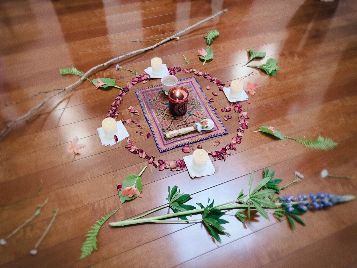 keito0000's tweet photo. 【自分に還るリトリート🪽】

白樺林や鳥の囀りに包まれながら
共に語り、笑い、涙し、分かち合い、手放す……
愛に溢れた尊いひとときでした。

ブレスワークや各セレモニーetc…どれも色濃く奥深い体験だったけれど、Dynamic Meditationが特に印象的だった。

あんなに大声で叫んだこと、 https://t.co/yZm2J9LgAO