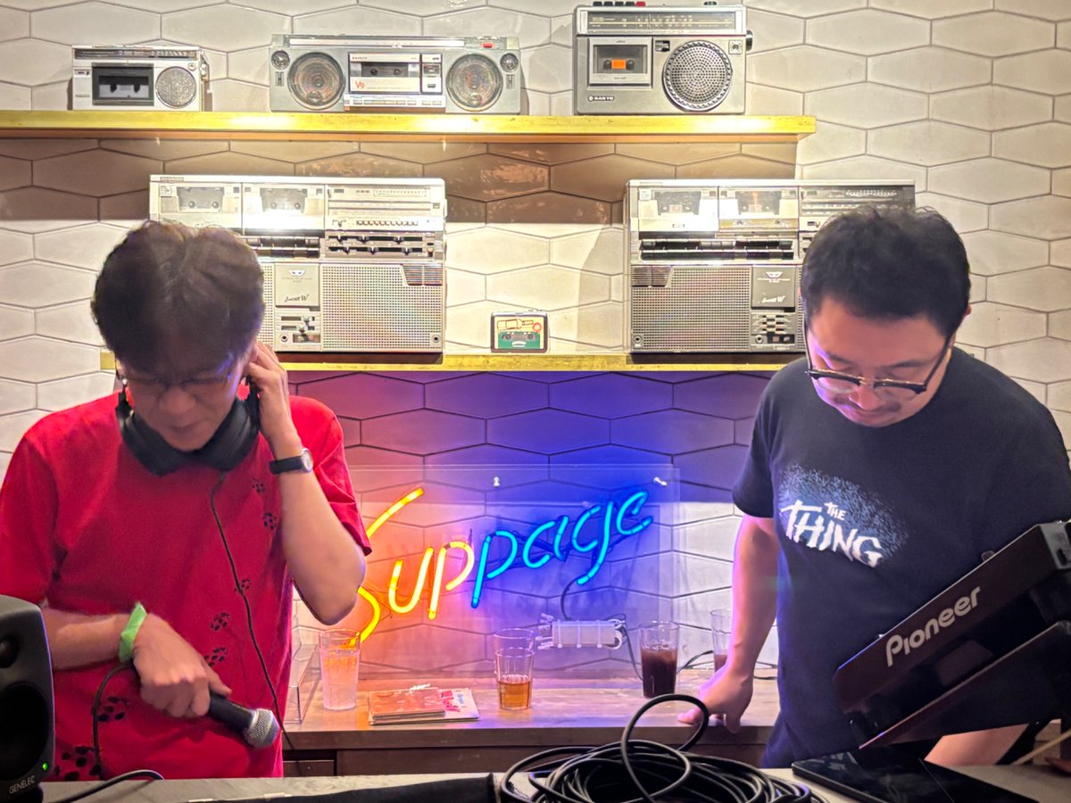abcdefugees's tweet photo. 先日イベントでご一緒した斎藤哲也さんがDJブースに。邦楽や洋楽の懐メロ中心の選曲です。 https://t.co/G6BcGVwm1R