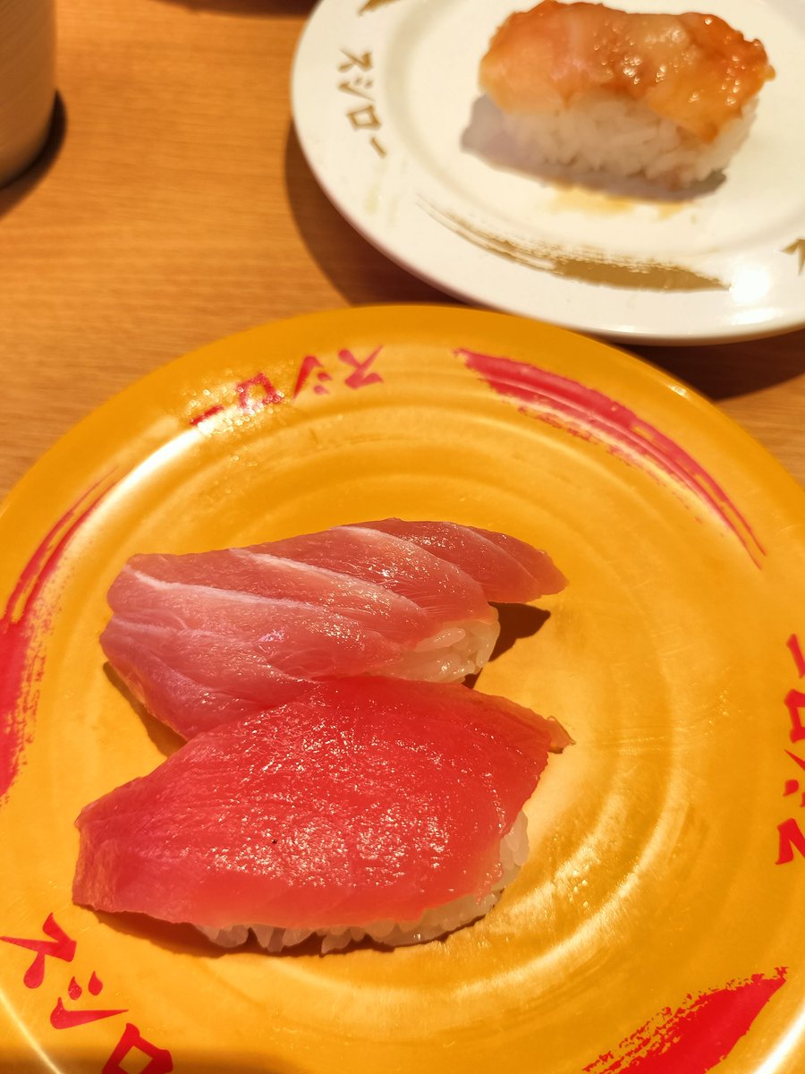 lovedax3's tweet photo. 前回振られたので、前もって予約したよ（本当はふらりと行って食べたいんだけどね〜）!
お酒無しだったのでいつもより食べた😋
マグロは必須、限定のあかすえびとか青森生サーモン美味しかった🤤 https://t.co/WSWFGdDSEk