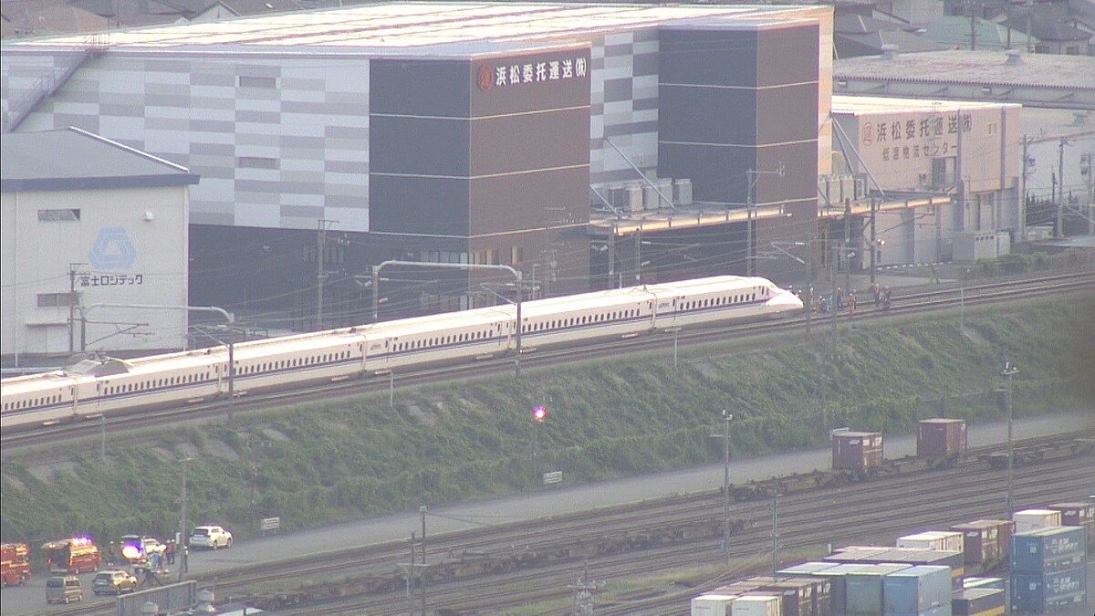 livedoornews's tweet photo. 【発表】東海道新幹線の運転再開は20時45分ごろ見込み、浜松駅の人身事故で全線運転見合わせに
https://t.co/le4PNSP0BS

東海道新幹線について、JR東海は20時45分頃をめどに運転を再開すると発表した。19日、浜松駅で線路内に立ち入った人が新幹線に接触したため運転を見合わせている。 https://t.co/9Fe6y7agn4