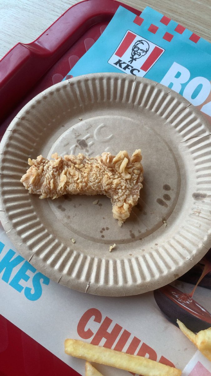 sknerus_'s tweet photo. Do KFC rzadko zaglądam, ale mam wrażenie, że stripsy kiedyś były jakieś większe, a i kolor ich był zupełnie inny.

btw. 75% to panierka. https://t.co/LtJwfbWQE6