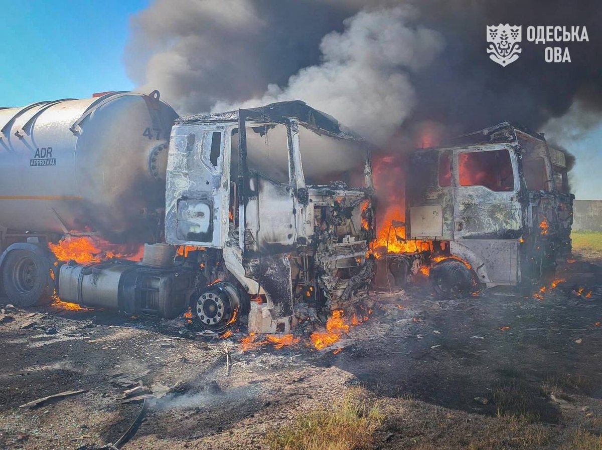 0327tnumata's tweet photo. 🇺🇦ロシア軍はオデッサ南部のトラック駐車場を攻撃し、空の燃料タンカーとガスタンカーが炎上した。1人が死亡、4人が負傷した。https://t.co/MjUfCzkHal https://t.co/V5tZ1sABzf
