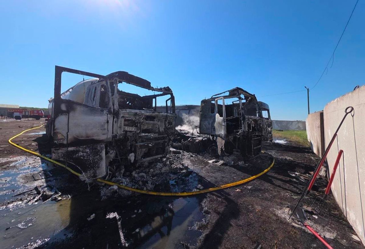 0327tnumata's tweet photo. 🇺🇦ロシア軍はオデッサ南部のトラック駐車場を攻撃し、空の燃料タンカーとガスタンカーが炎上した。1人が死亡、4人が負傷した。https://t.co/MjUfCzkHal https://t.co/V5tZ1sABzf