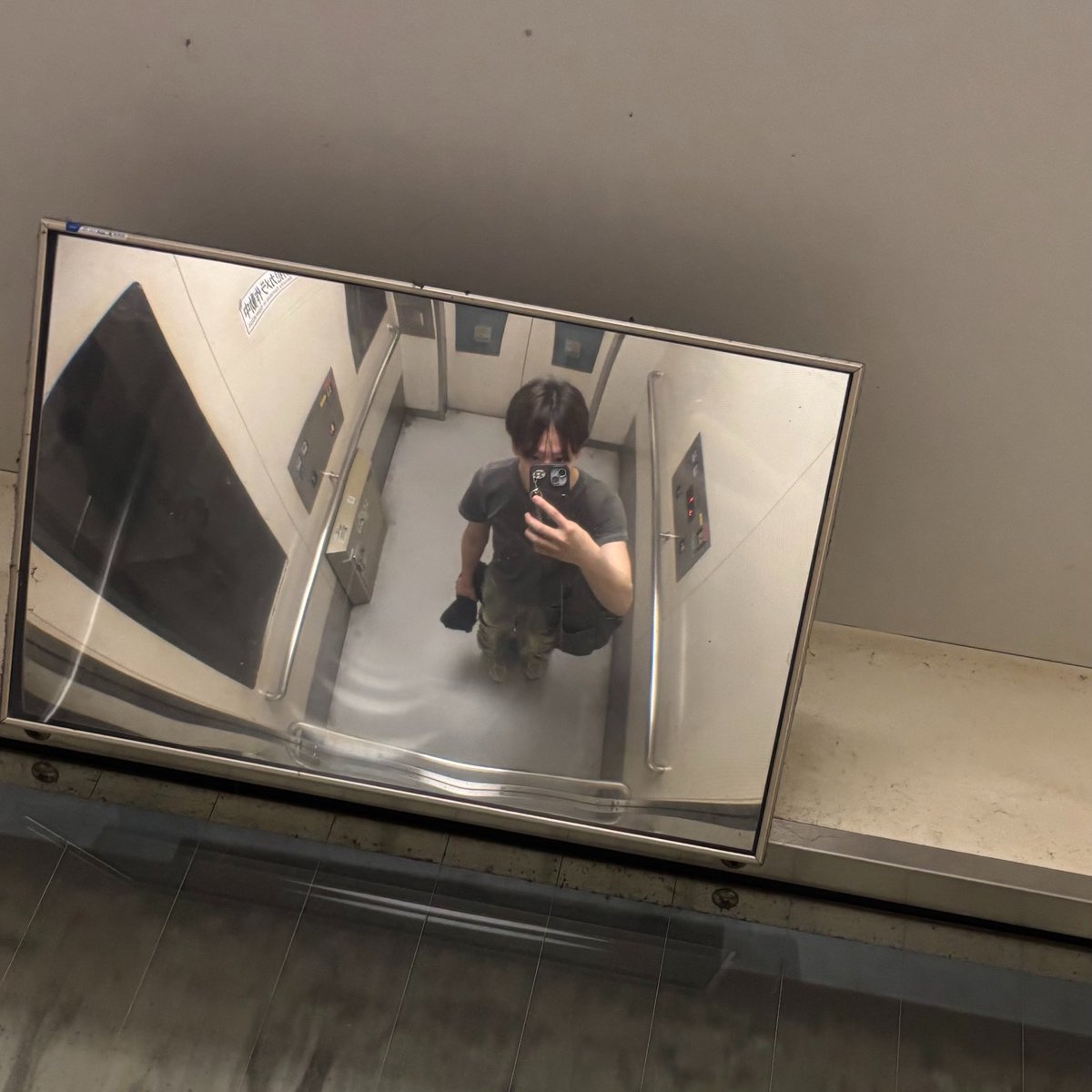 Hz_m05's tweet photo. 暑くて汗ダラダラ垂れてきて死ぬ
なんでみんな清々しい顔して歩けてるの https://t.co/hG6fwDAIey