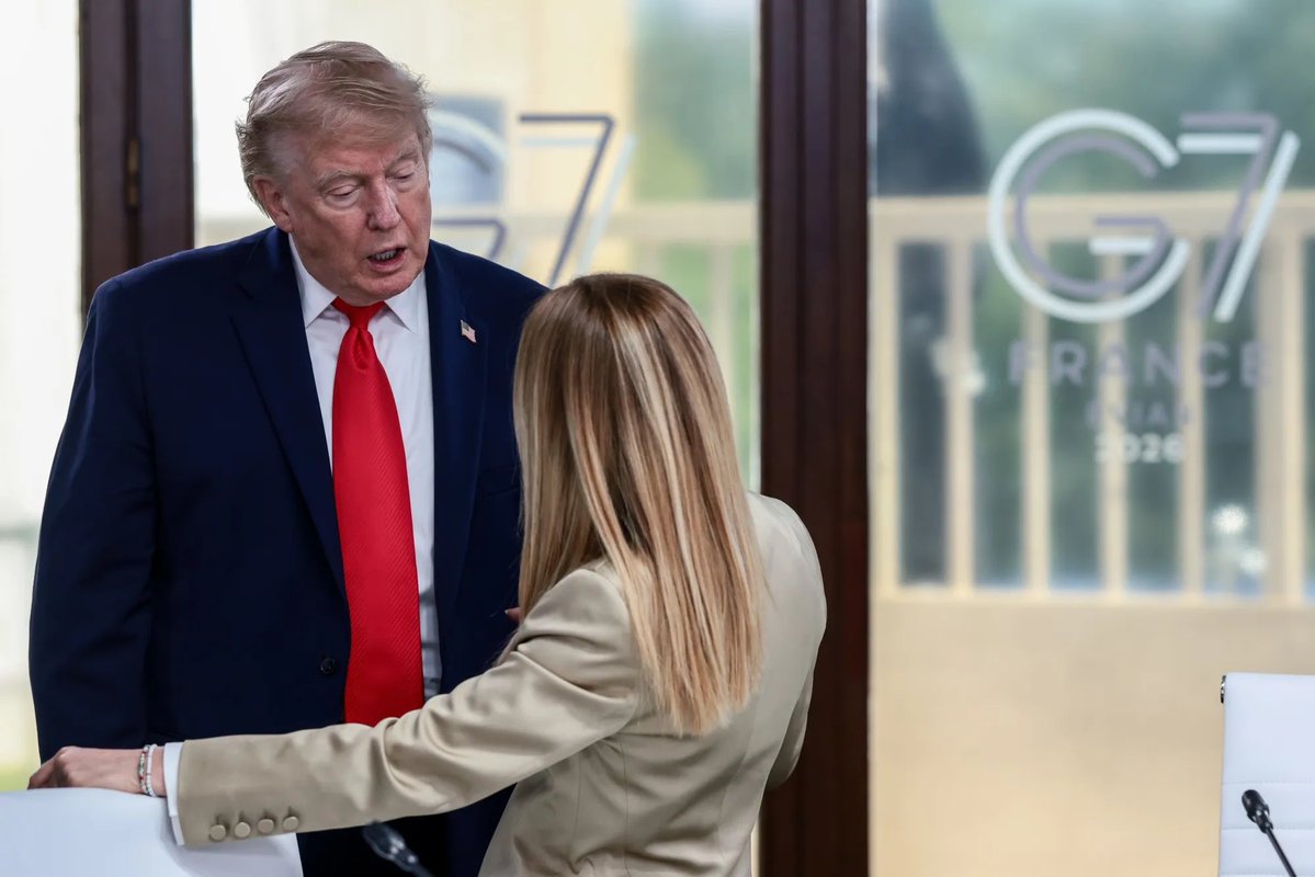antoguerrera's tweet photo. @Antonio_Tajani BREAKING. Italian President Mattarella has called @GiorgiaMeloni to “express solidarity” with her following Donald Trump’s apparent remarks (“Meloni begged me to take a picture with her, I felt sorry for her”). 🇮🇹 🇺🇸 

This is getting serious. https://t.co/hJ8PIqSuch