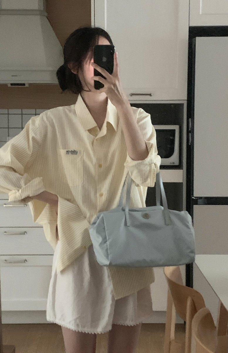 yeonaube's tweet photo. 미닛뮤트 신상 클로 파네백 🩵🫧 
빠른 손으로 1차 구매 성공해서 도착했는데 비누향 날 거 같은 여리여리한 컬러감ㅠ 존예..
옐로우 스트라이프 셔츠로 레몬코어에도 슬쩍 발 담궈봅니다🍋 https://t.co/9H1w5jAMFb