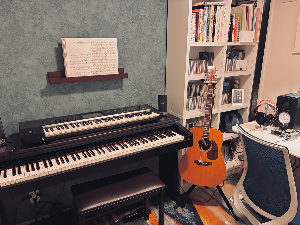 gonnosuke86's tweet photo. 音楽だけでなく絵も描くので🎹✏️

それにしてもみんなちゃんとスピーカー上げてて偉いな……自分もやった方が良いんじゃないかと思いつつそのまま💦

#平均的ボカロPの作業環境 https://t.co/YcmMFPRosc