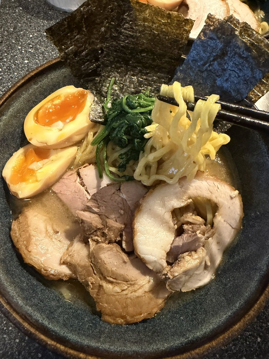 ShunWatanabe_'s tweet photo. オランダの自宅で家系ラーメンを作ってみたら最高だった🍜

まずはNotebookLMで、家系ラーメン店の一般的な製法や���シピ、自宅で再現している方々のレシピを収集・整理。

そのデータを、普段から自分向けにカスタマイズしているAI（ChatGPTなど）へ投入し、オランダ在住であることや手持ちの調理器具などの前提条件をコンテキストとして与えた上で、レシピを生成

豚骨、鶏ガラ、鶏油用の鶏皮はアムステルダムのKema Vleesで調達(激安)

麺はSun Noodleの太麺を使用。
（ラーメン屋さんの方から頂きました🙌 東方行でもたまに冷凍の太麺が売っています）

スープはAIが作ったレシピ通り圧力鍋を活用して時短調理。

完成した一杯は、「これぞ家系！」と言いたくなるような仕上がりで本当に美味い😆

しかも1杯あたり約2ユーロ。

海外でも自宅で本格的な家系ラーメンを食べたいという長年の夢がついに叶った✨