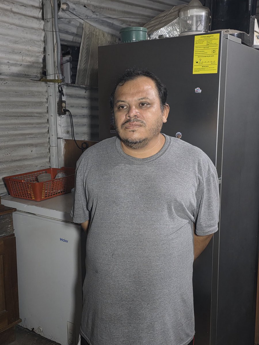 FGR_SV's tweet photo. #Operativo | La @FGR_SV, en coordinación con la @PNCSV, ejecutó un operativo para desarticular una estructura dedicada al hurto y comercialización ilegal de servicios de internet.

Según las investigaciones, esta banda creó una aplicación para hurtar la señal de internet de una empresa transnacional en el país. Utilizaban herramientas informáticas y el uso de redes privadas virtuales (VPN para evadir los controles de seguridad y para vender el servicio de forma ilegal.

Los imputados utilizaban redes sociales y grupos de mensajería privada para ofrecer paquetes de datos que rondaban entre los $3 y $20.
Con esta modalidad ilegal, se lucraron desde septiembre de 2025, ocasionando un perjuicio económico estimado en $152,000.00.

Entre los capturados están:
➡️ Félix Antonio Salguero Hernández (exdocente de informática): creador de la aplicación para hurtar el internet.
➡️ Óscar Iván Melgar Monge: encargado de contactar clientes y dar instrucciones de uso.
➡️ Eduardo Daniel García García: perfilado como el encargado de recibir en sus cuentas bancarias el dinero de la venta ilegal.