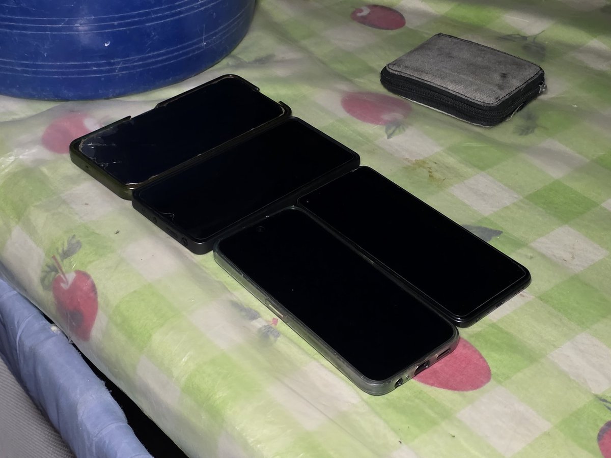 FGR_SV's tweet photo. #Operativo | Durante los allanamientos se incautaron: 
🔹 2 CPU
🔹 1 laptop
🔹 4 celulares
🔹 22 memorias USB
🔹 1 tarjeta de débito
🔹 1 disco duro.

Todos los detenidos serán procesados por los delitos de:
➡️ Fraude informático
➡️ Violación de distintivos comerciales
➡️ Suplantación de actos de comercio
➡️ Agrupaciones ilícitas