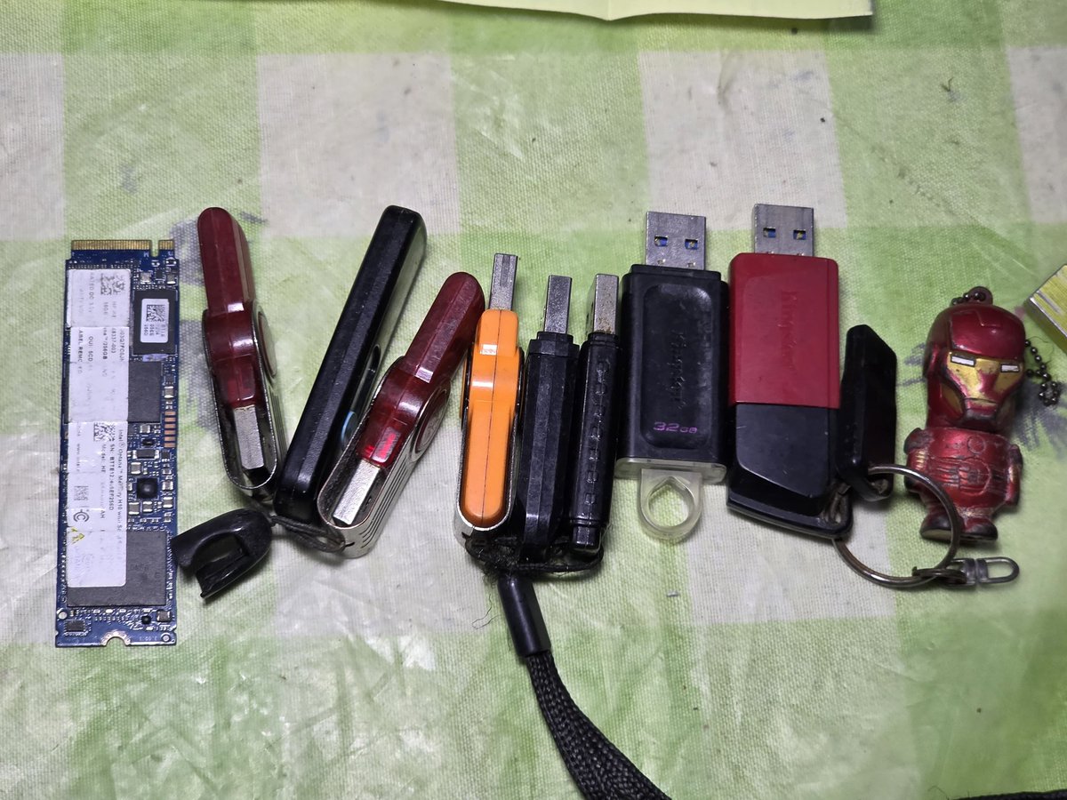 FGR_SV's tweet photo. #Operativo | Durante los allanamientos se incautaron: 
🔹 2 CPU
🔹 1 laptop
🔹 4 celulares
🔹 22 memorias USB
🔹 1 tarjeta de débito
🔹 1 disco duro.

Todos los detenidos serán procesados por los delitos de:
➡️ Fraude informático
➡️ Violación de distintivos comerciales
➡️ Suplantación de actos de comercio
➡️ Agrupaciones ilícitas